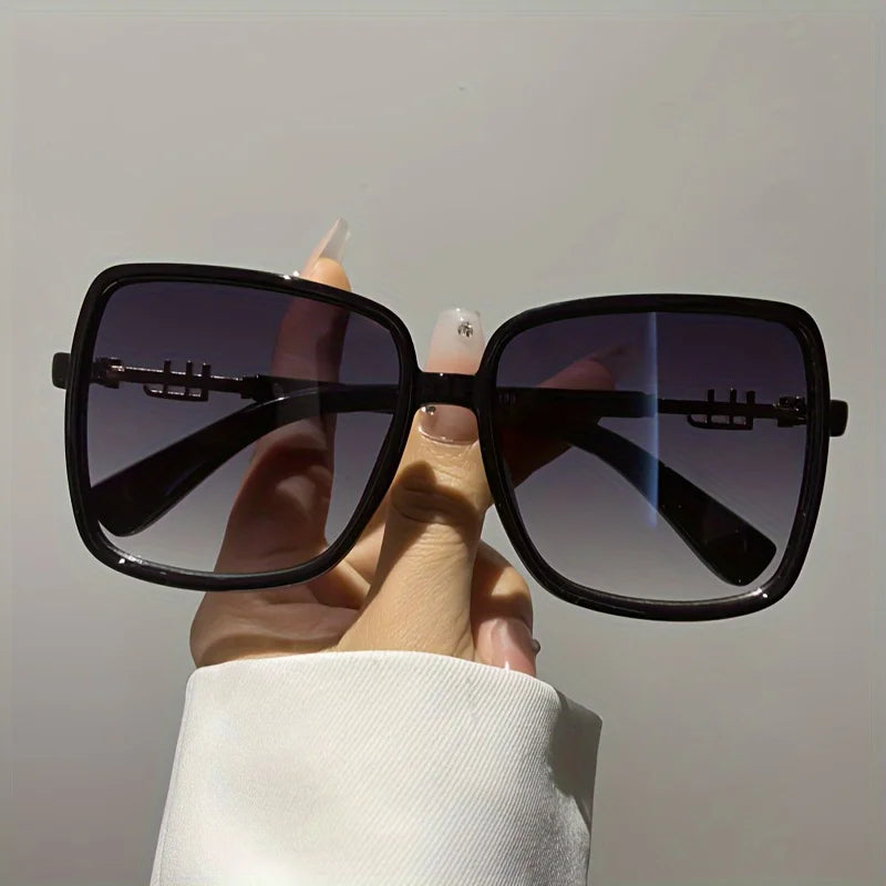 Retro Two-Tone Fashion Sunglasses - Lightweight Design, Oversized Blue & Red Frame, Gradient Lens, Ideal for Beach Travel